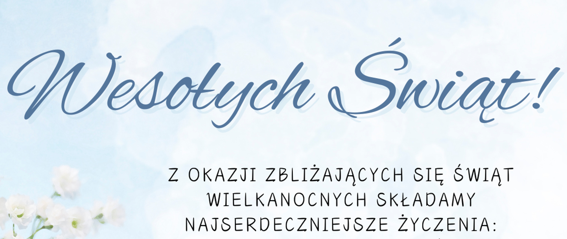 Kartka świąteczna w poziomie na błękitnym tle. Po lewej stronie w okrągłym białym wazonie bukiet z białych drobnych kwiatków. Po prawej stronie życzenia świąteczne z okazji Świąt Wielkiej Nocy 2024. Na dole strony złote pisanki.