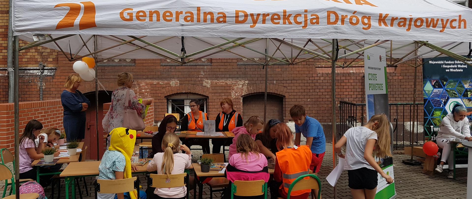 Na zdjęciu widać uczestników pikniku bezpieczeństwa, który odbył się na wakacjach w sierpniu 2021r. 