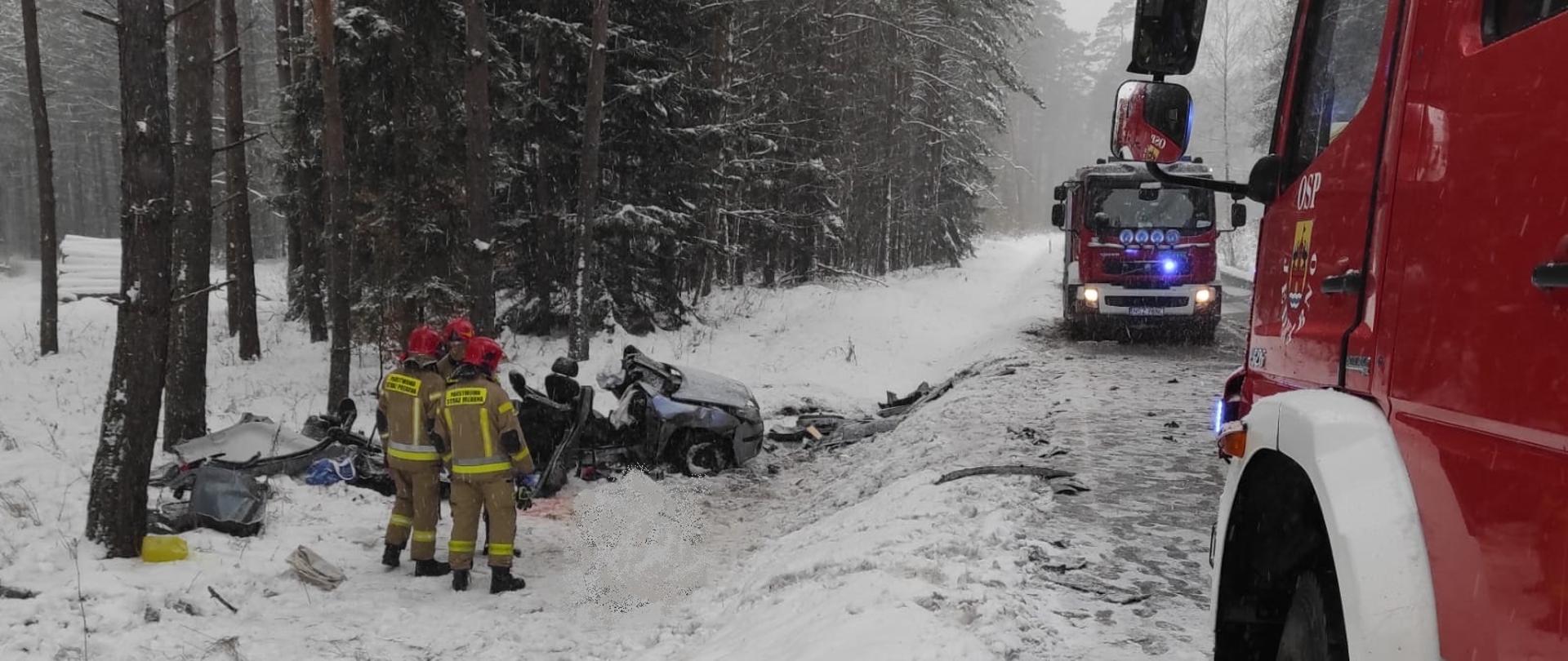 Zdjęcie przedstawia ratowników po zakończonych działaniach ratowniczych.