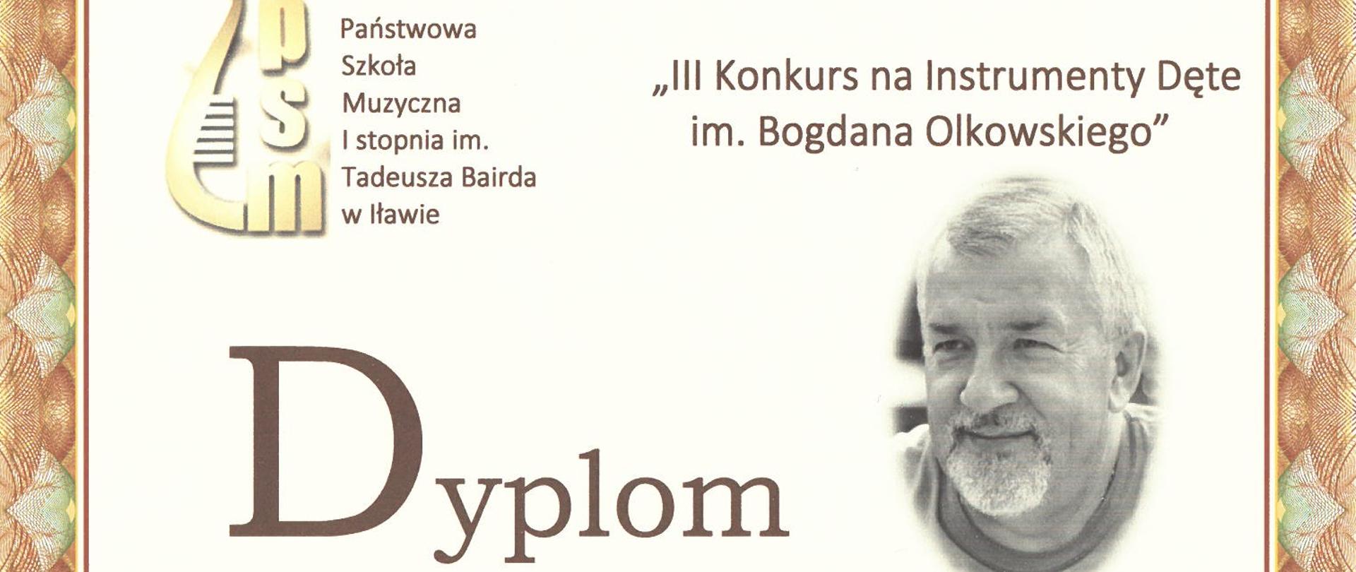Na białym tle widoczne jest zdjęcie patrona konkursu oraz logo szkoły – organizatora. Poniżej imię i nazwisko laureata i lokata, którą uzyskał.
Poniżej podpisy jurorów, data i miejsce konkursu.
Dyplom otoczony ozdobną ramką.
