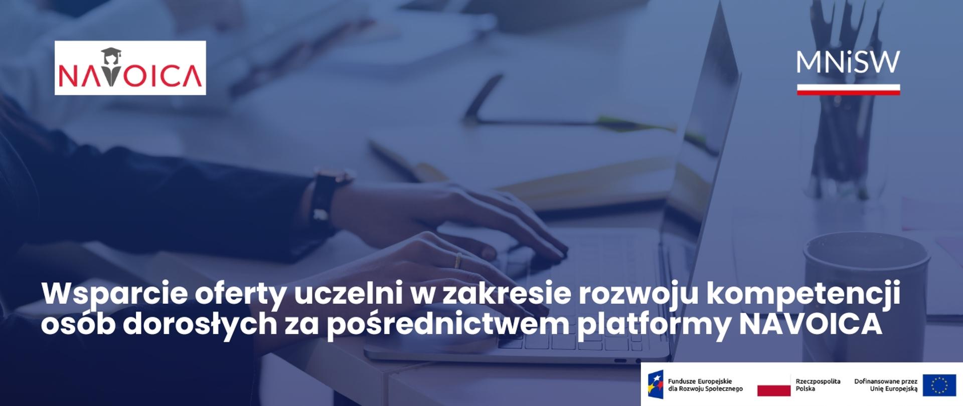 Grafika - na niebieskim tle ręce na klawiaturze i napis „Wsparcie oferty uczelni w zakresie rozwoju kompetencji osób dorosłych za pośrednictwem platformy NAVOICA”.