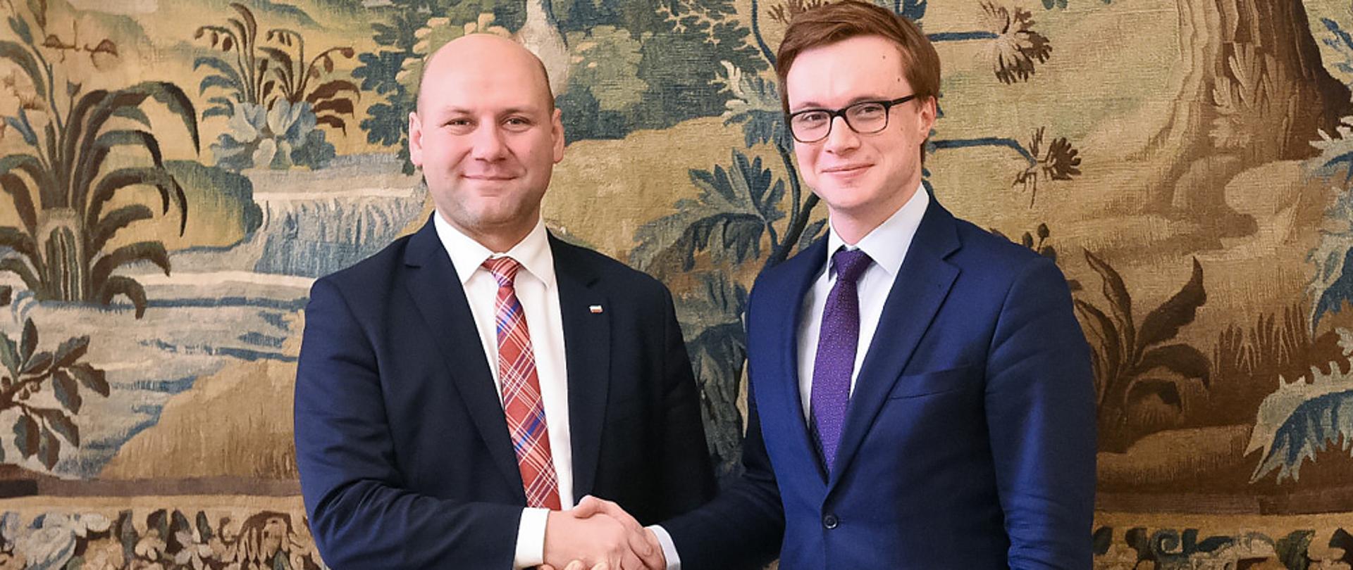 Wiceminister Szymon Szynkowski vel Sęk podczas wizyty w Pradze