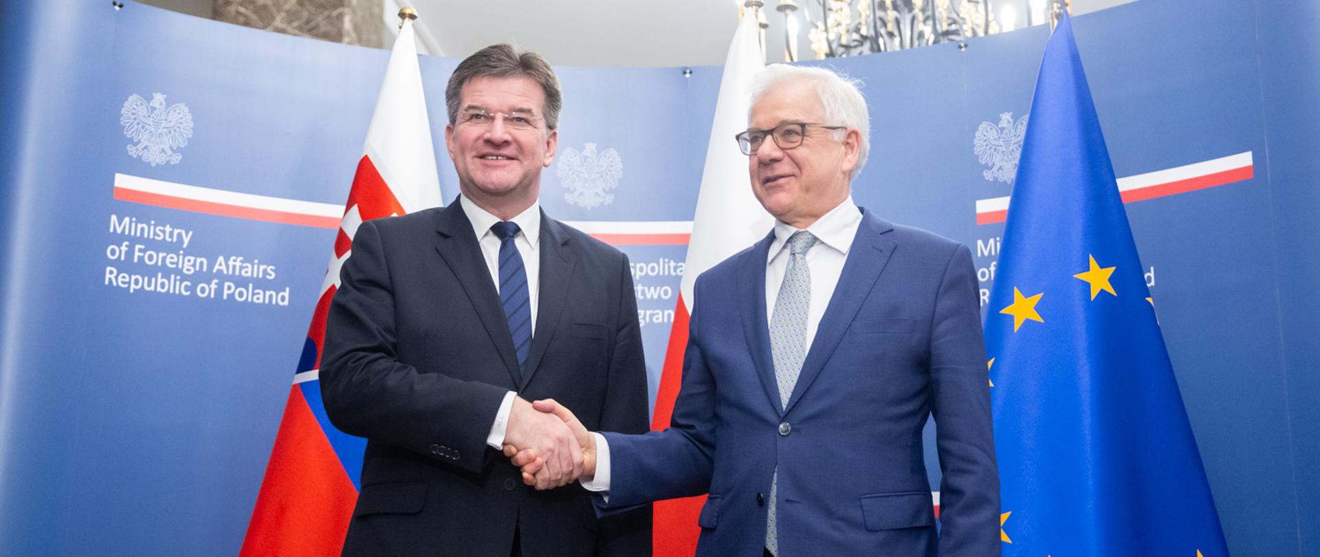 Uścisk dłoni ministra Jacka Czaputowicza z ministrem spraw zagranicznych i europejskich Republiki Słowackiej Miroslavem Lajčákiem podczas spotkania bilateralnego. 