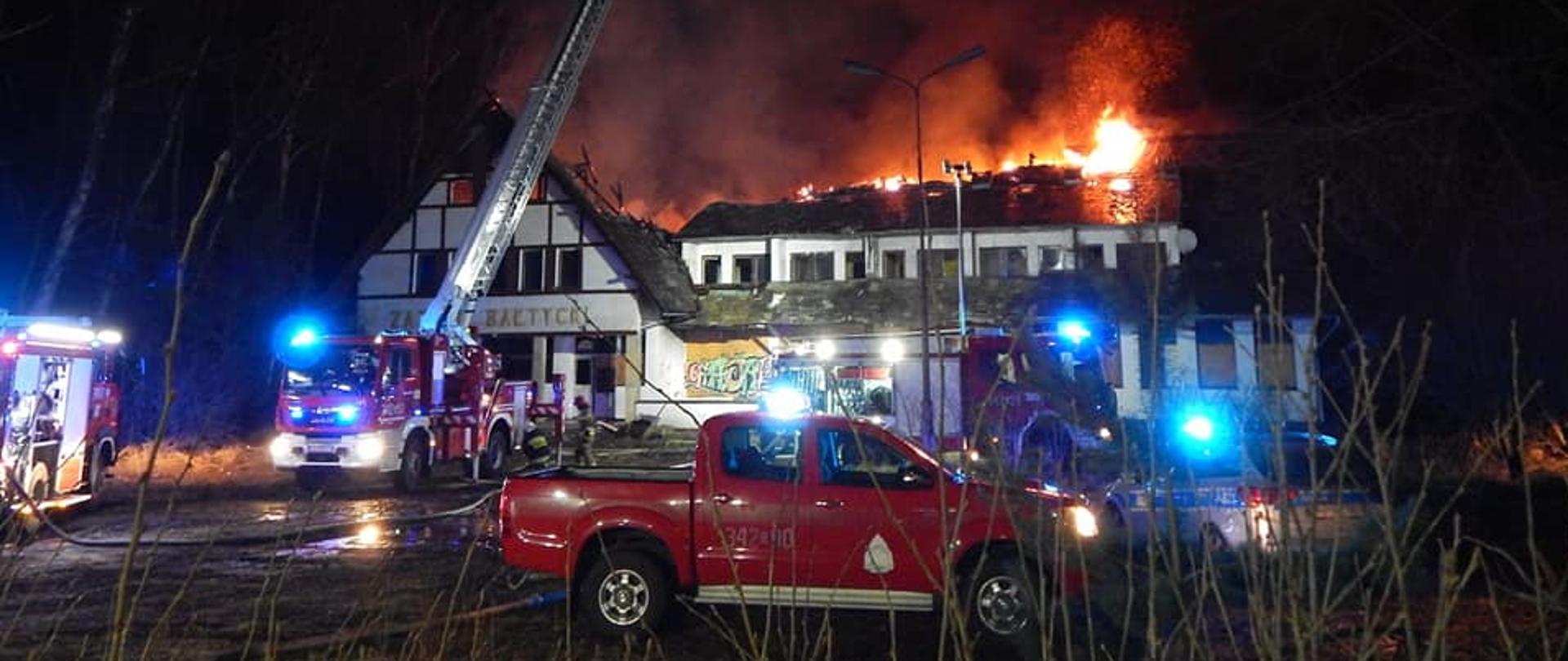 Zdjęcie przedstawia płonący Zajazd Bałtycki w Przewłoce.