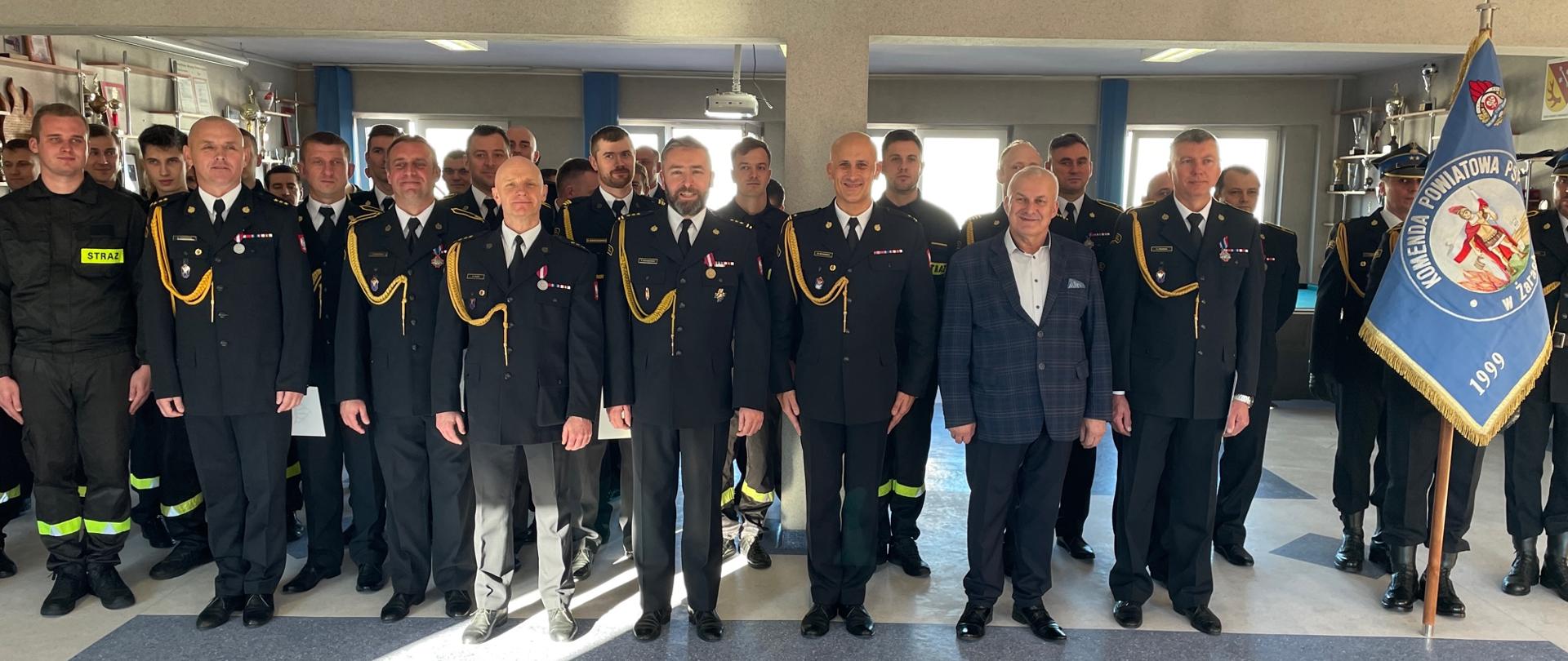 Zdjęcie przedstawia wszystkie osoby biorące udział w apelu 