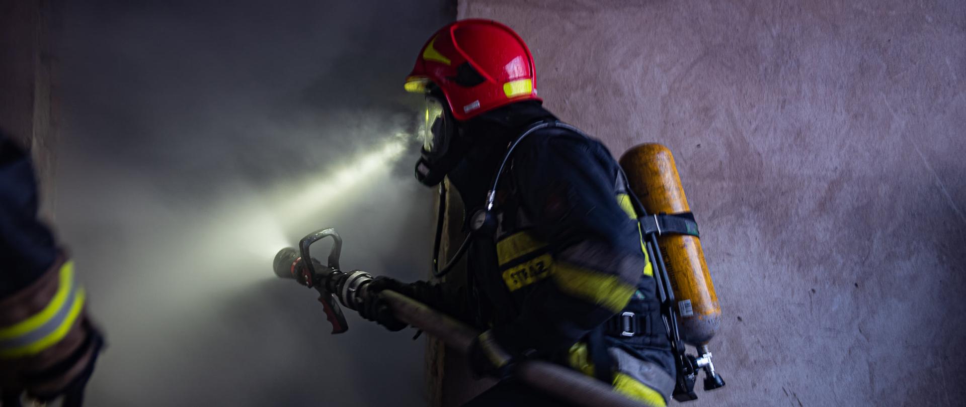 Na zdjęciu widać strażaka podczas akcji gaśniczej