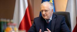 Jarosław Gowin za stołem konferencyjnym