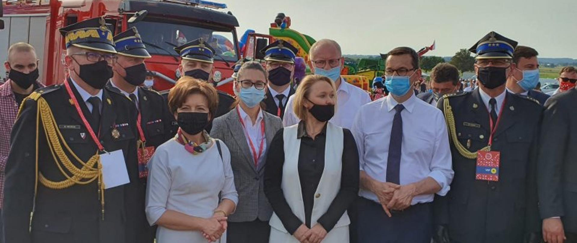 III Ogólnopolskie Święto „Wdzięczni Polskiej Wsi” – zdjęcie pamiątkowe – wśród osób na zdjęciu Premier RP Mateusz Morawiecki oraz nadbryg. Krzysztof Hejduk zastępca komendanta głównego PSP