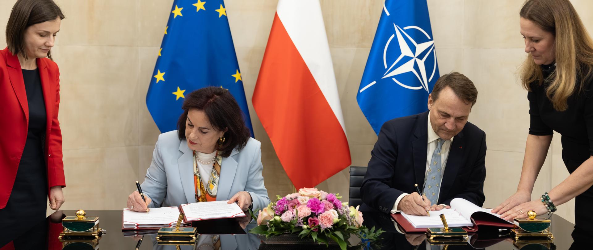 Poland's top diplomat Radosław Sikorski meets with ambassadors of Arab countries