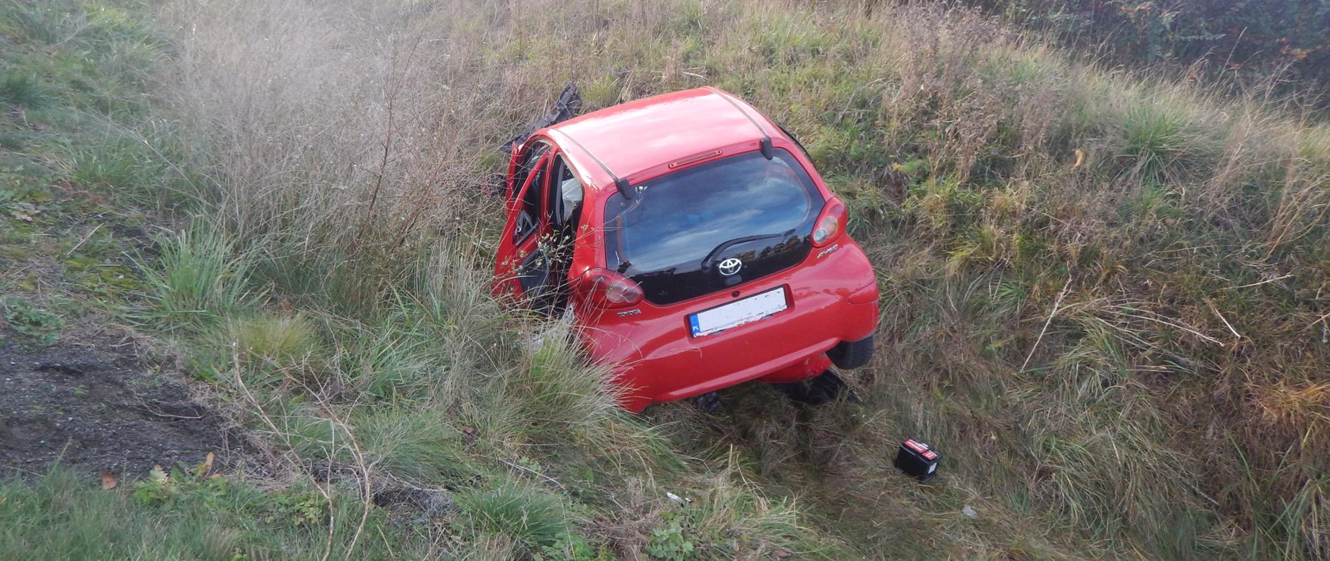 Zdjęcie przedstawia czerwony samochód osobowy, który brał udział w zdarzeniu.