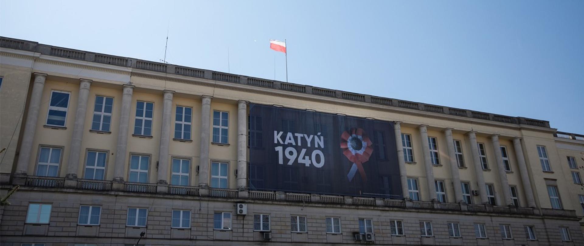 Na zdjęciu widać fasadę budynku MSWiA z wywieszonym banerem z grafiką z okazji 80. rocznicy Zbrodni Katyńskiej.