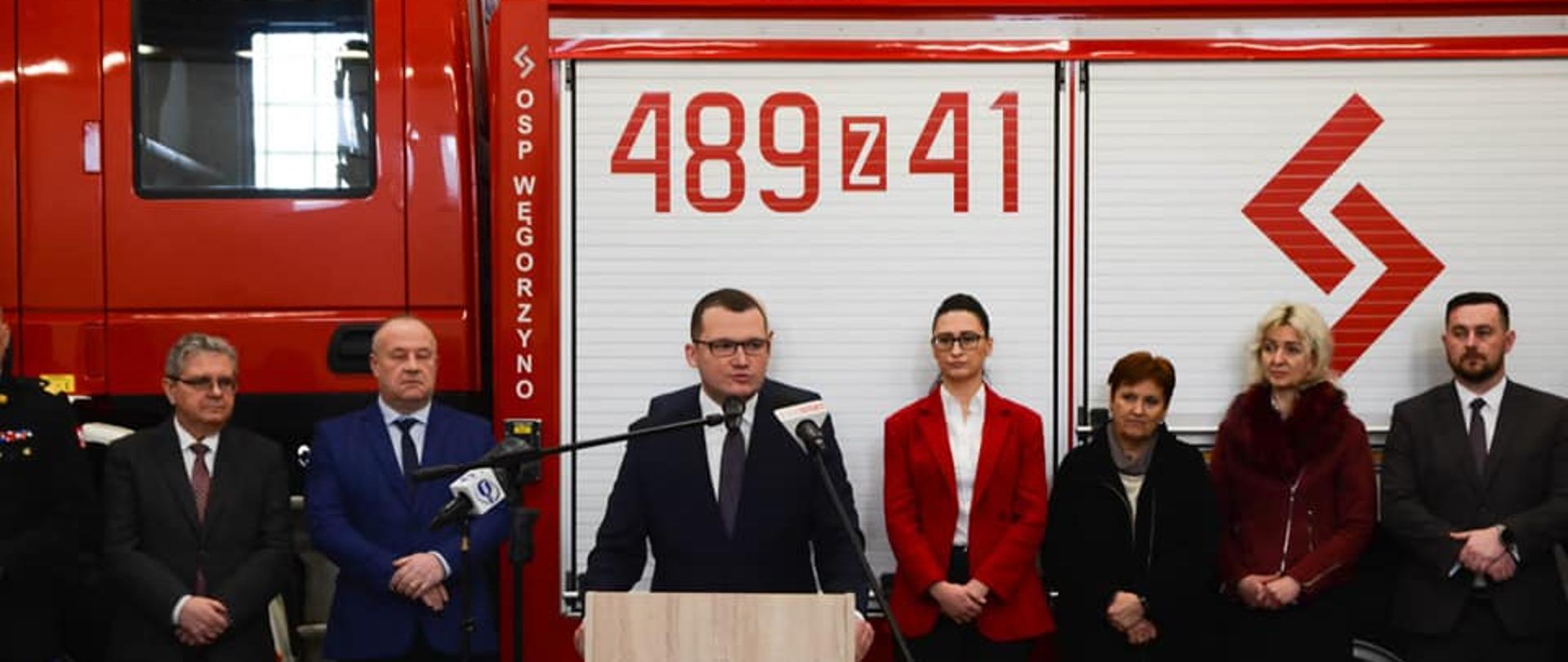 Uroczysta zbiórka z okazji wręczenia promes na samochody dla OSP. Przemówienie Pawła Szefernakera