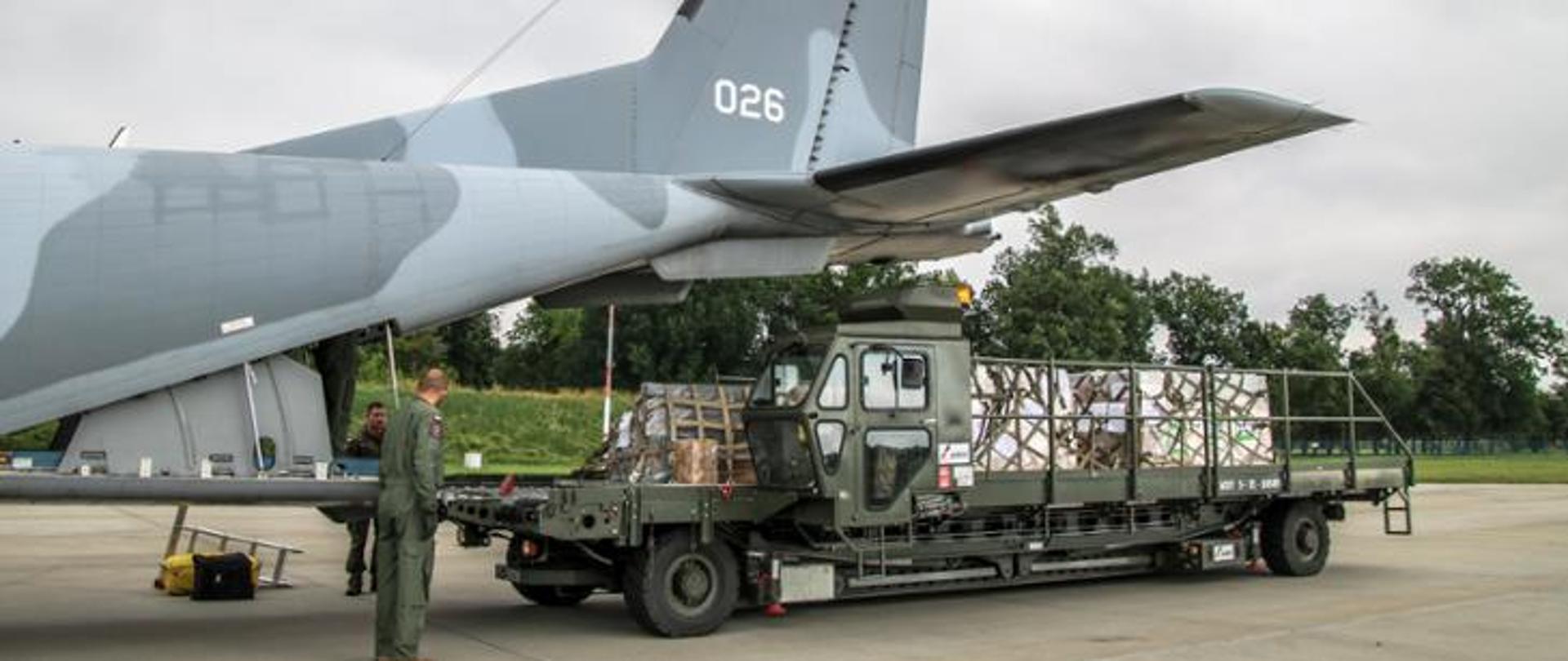 Załadunek paczek z pomocą humanitarną do samolotu