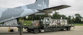 Załadunek z pomocą humanitarną do samolotu