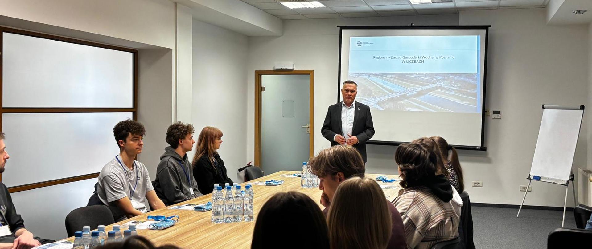 Dyrektor RZGW w Poznaniu, Michał Wierzbicki, podczas wizyty studentów Wydziału Nauk Geograficznych i Geologicznych UAM w ramach „Tygodnia Jakości Kształcenia – poznaj bliżej swojego przyszłego pracodawcę” 24.04.2026 r.