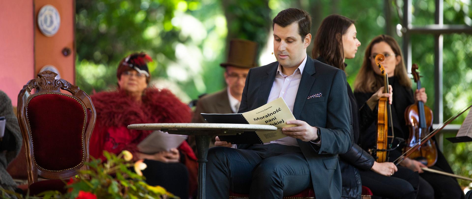 Wojewoda łódzki Tobiasz Bocheński w trakcie lektury 