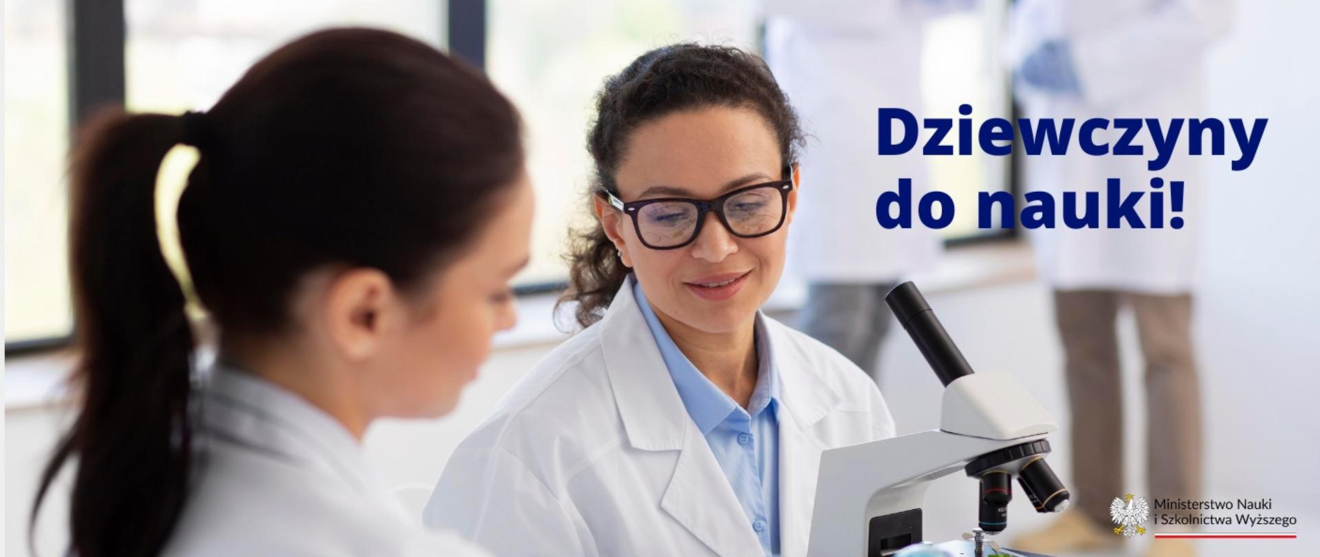 Grafika - kobieta w białym fartuchu przy mikroskopie, obok napis Dziewczyny do nauki!