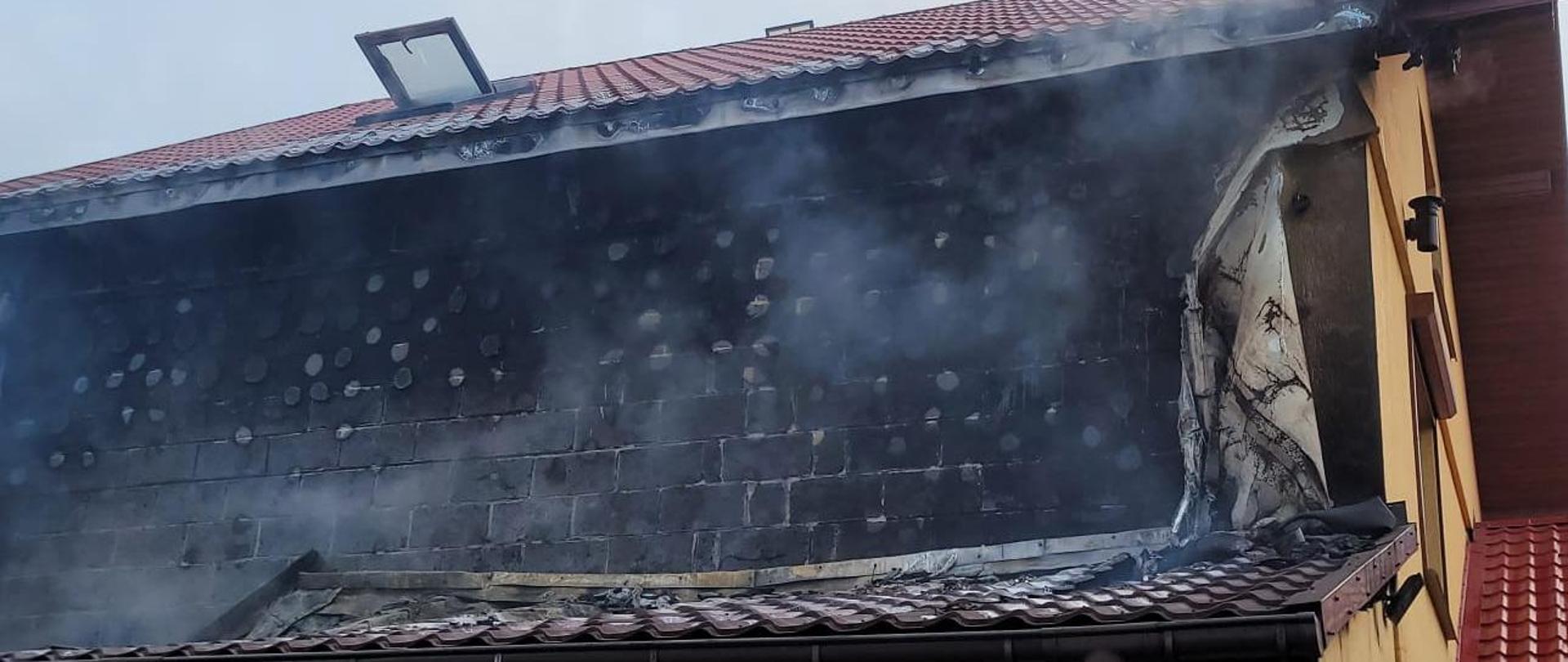 Zdjęcie przedstawia nadpalone elementy elewacji.