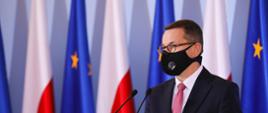 Premier Mateusz Morawiecki podczas konferencji.