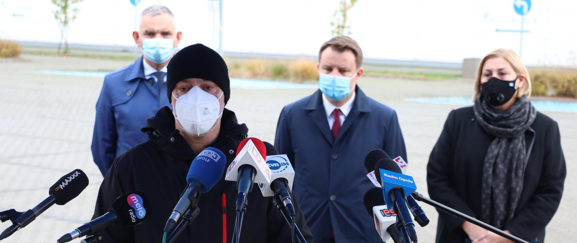 Konferencja prasowa wojewody opolskiego ws. uruchomienia szpitala tymczasowego w Centrum wystawienniczo Kongresowym w Opolu