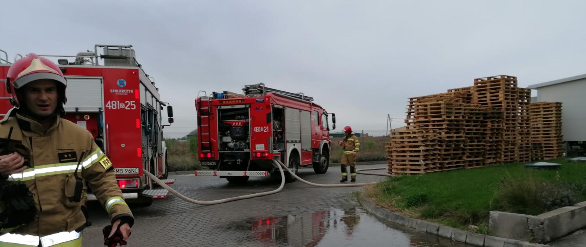 Fotografia przedstawia działania strażaków podczas pożaru na terenie zakładu Flexopack w miejscowości Tragamin. 