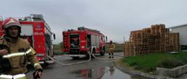 Fotografia przedstawia działania strażaków podczas pożaru na terenie zakładu Flexopack w miejscowości Tragamin. 