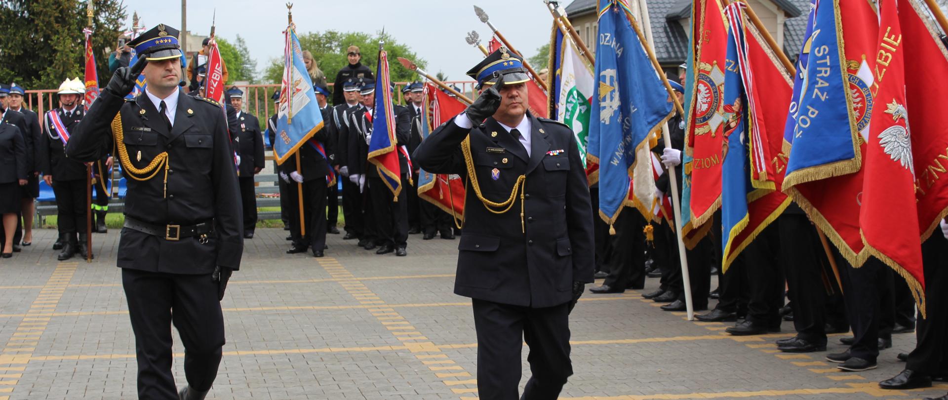 Zastępca Komendanta Wojewódzkiego wraz z Dowódcą uroczystości podczas przeglądu pododdziałów.