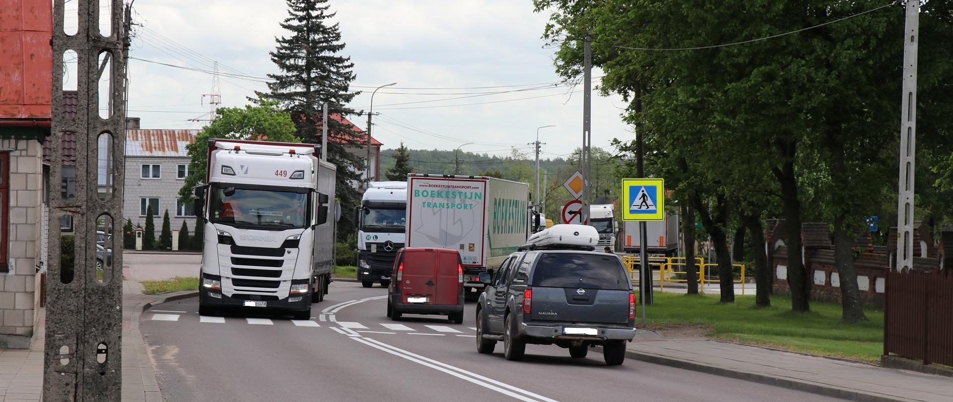 Droga w środku miejscowości 