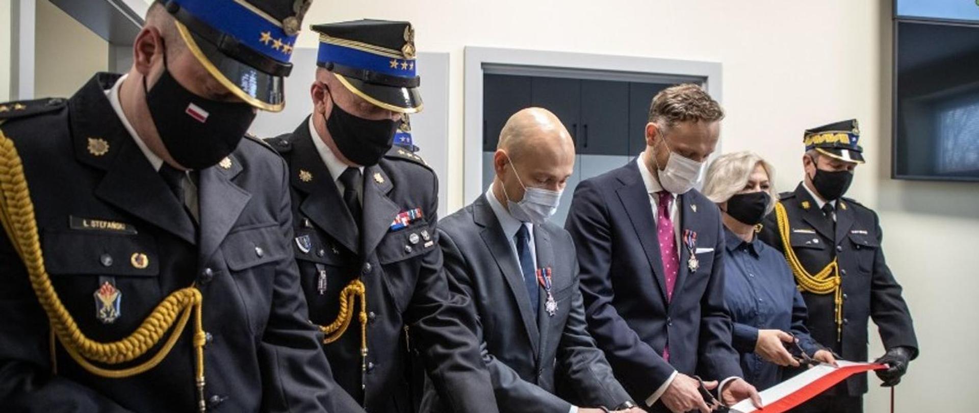 przecięcie wstęgi, od lewej komendant powiatowy, komendant wojewódzki, prezydent miasta, wojewoda, starosta, zastępca komendanta głównego
