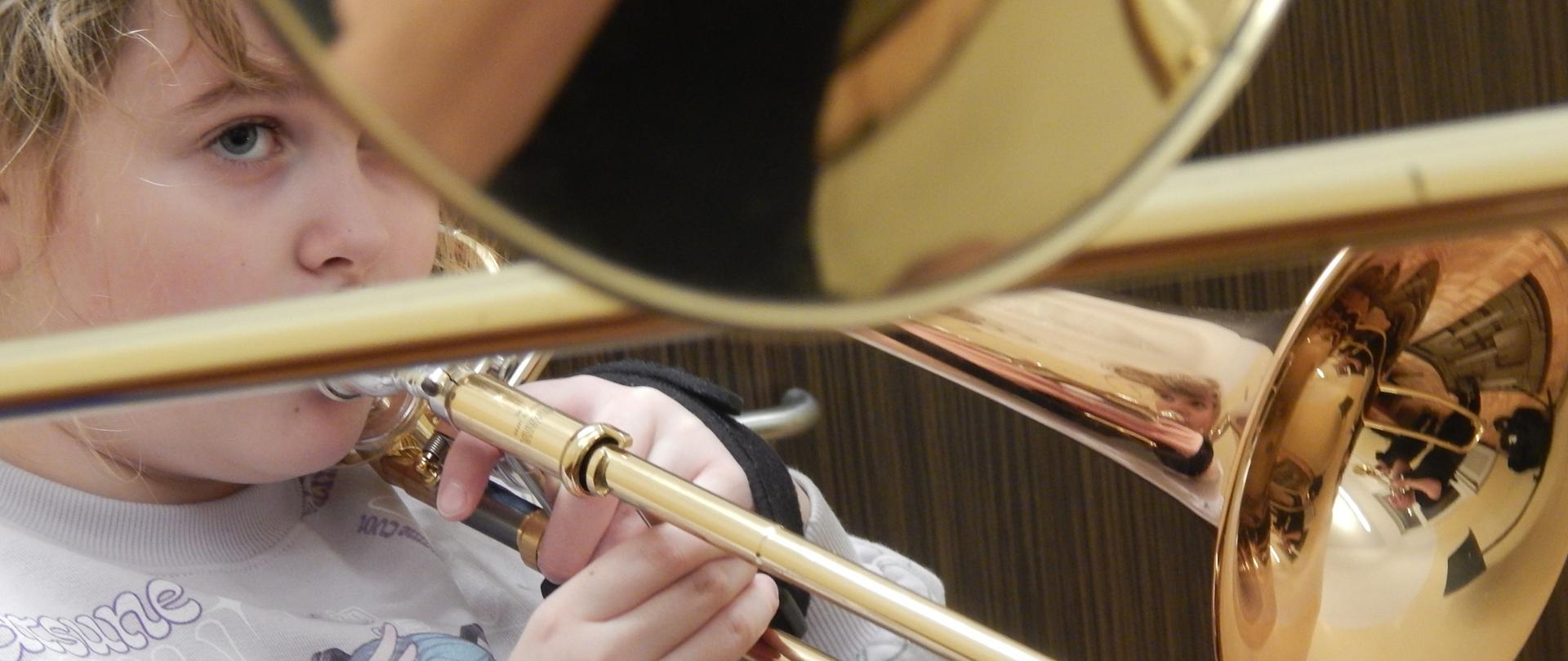 Dziewczynka gra na puzonie