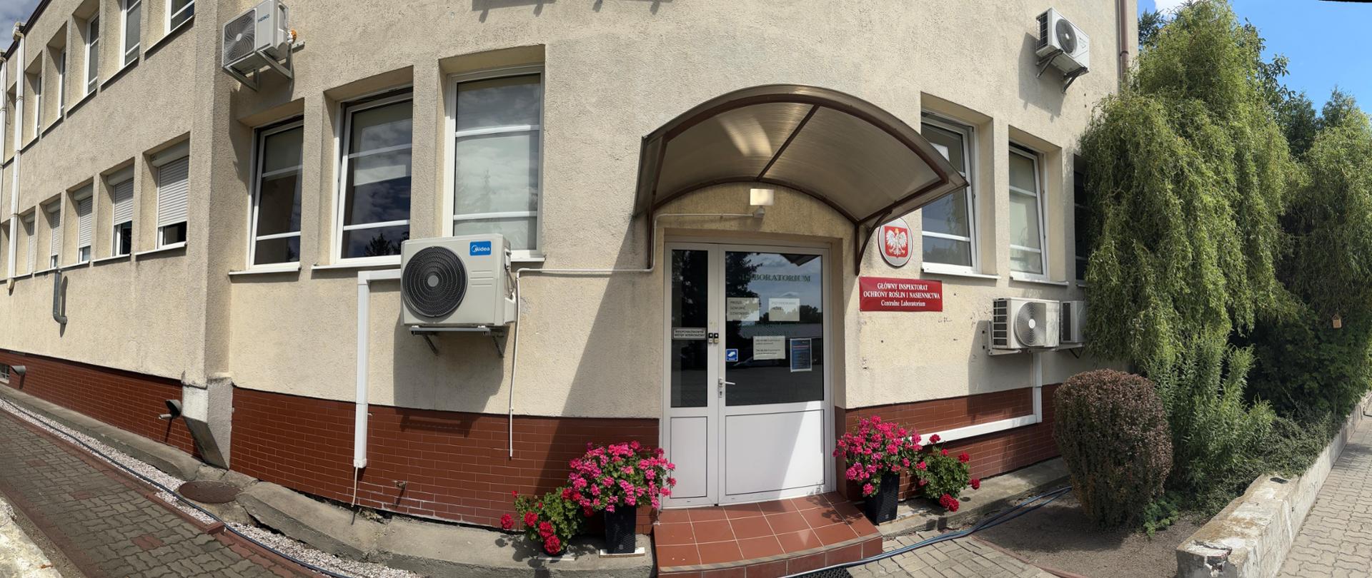 Zdjęcie przedstawia wejście główne do budynku OCL w Bydgoszczy