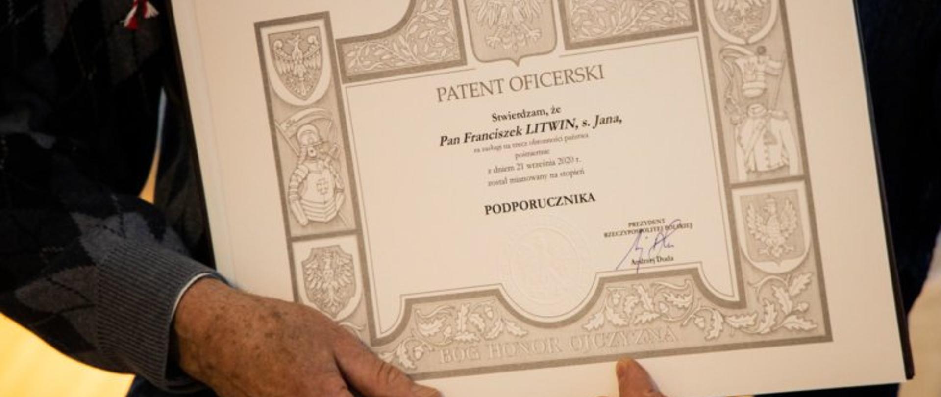 Wręczenie patentu na stopień oficerski