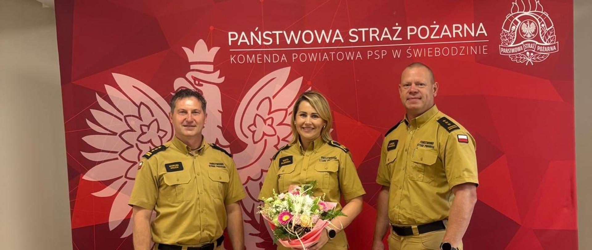 Zdjęcie przedstawia młodszą aspirant Martę Gajewską w towarzystwie Komendanta Powiatowego i jego Zastępcy