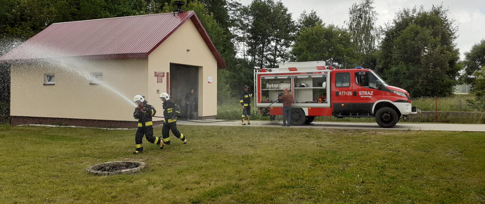 Strażacy z OSP Hornowo podczas ćwiczeń ze sprzętem
