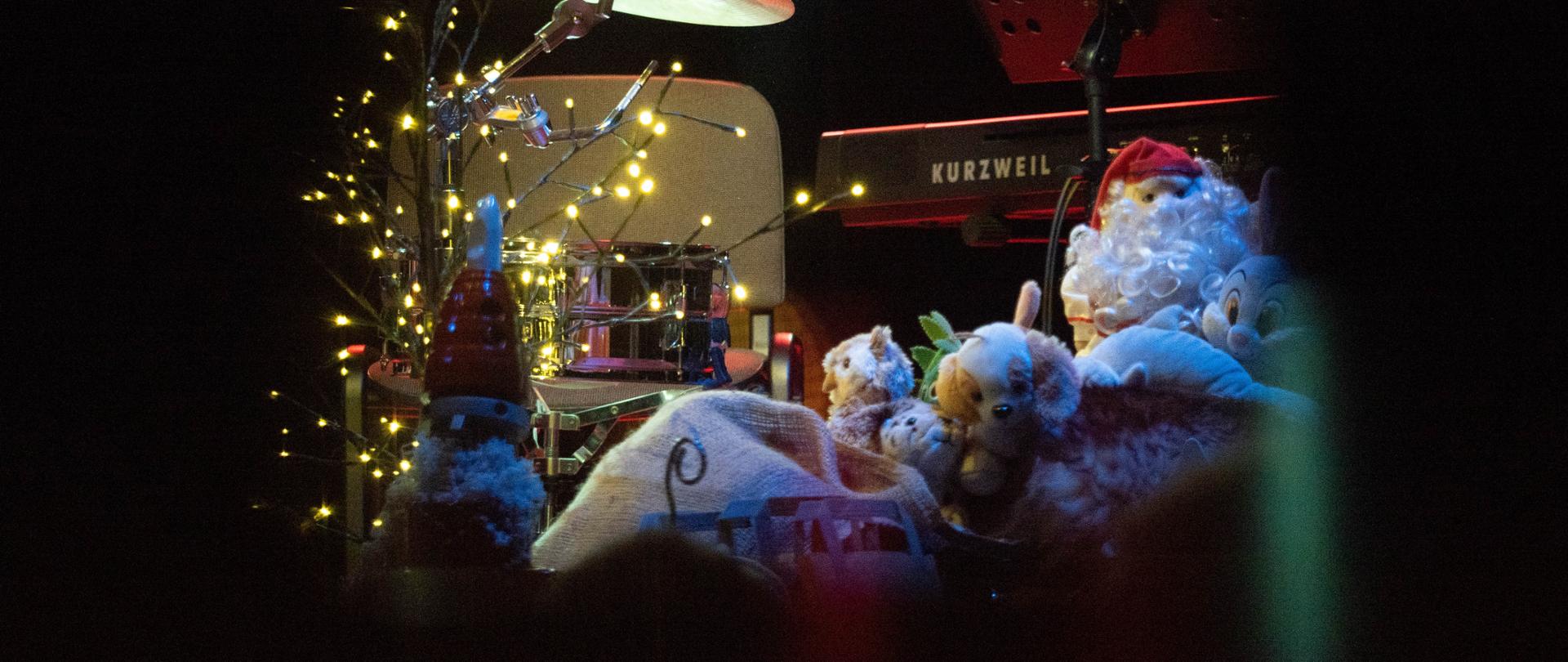 Zdjęcie przedstawia dekorację sceny podczas koncertu "Idą Święta".