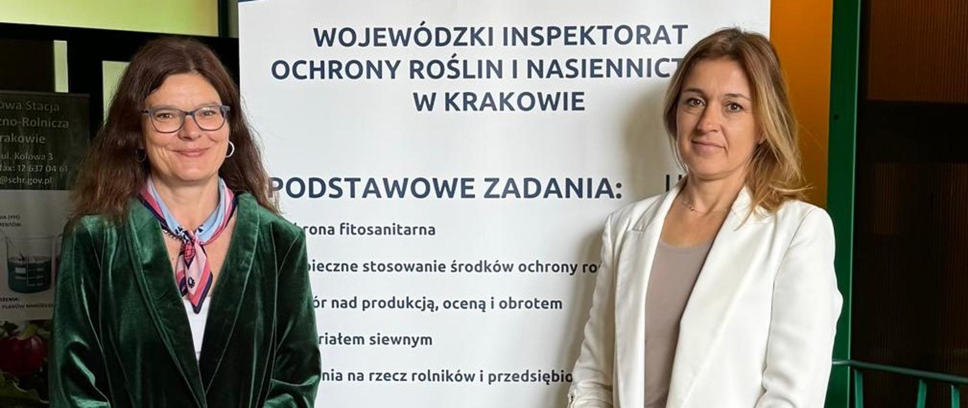 Kobiety na tle baneru Wojewódzkiego Inspektoratu Ochrony Roślin i Nasiennictwa