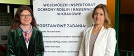Kobiety na tle baneru Wojewódzkiego Inspektoratu Ochrony Roślin i Nasiennictwa
