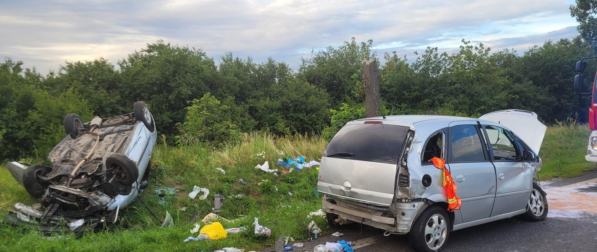 Pojazdy osobowe po wypadku.