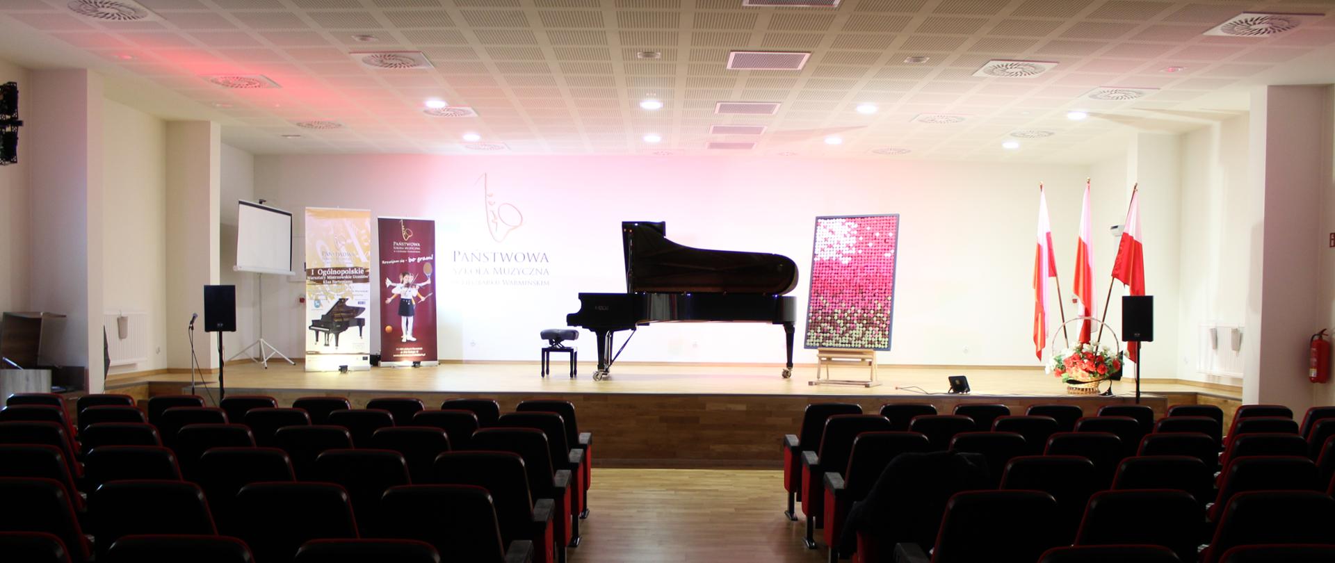 zdjęcie sceny, w centralnym kadrze fortepian koncertowy