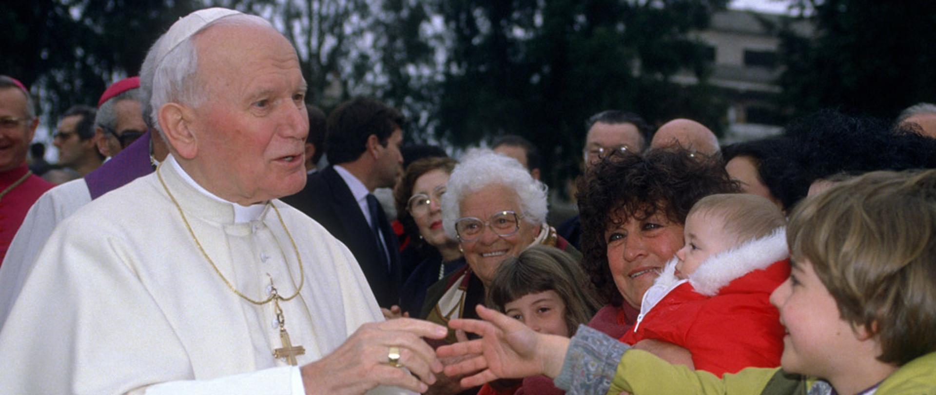 13.03.1994 Roma. Il Papa Giovanni Paolo II visita la parrocchia di San Francesco di Sales. Il Santo Padre saluta i bambini.