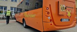 Kontrola autobusu szkolnego przed Zespołem Szkolno – Przedszkolnym w Jedlni, na terenie gminy Pionki.