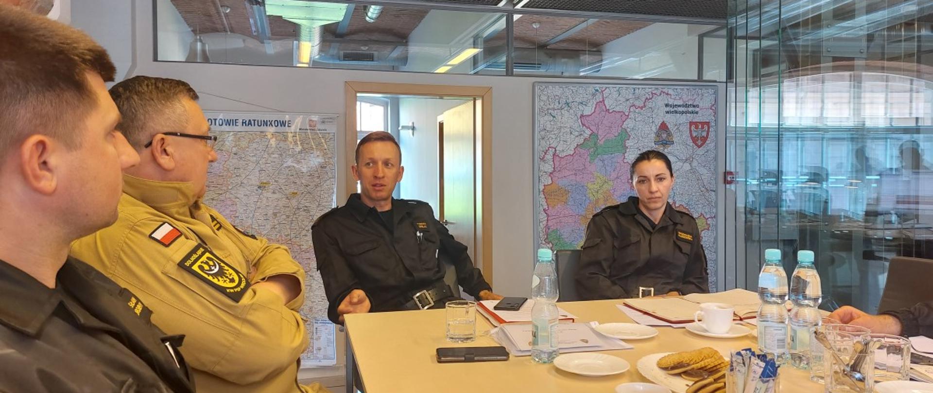 Grupa strażaków podczas rozmowy