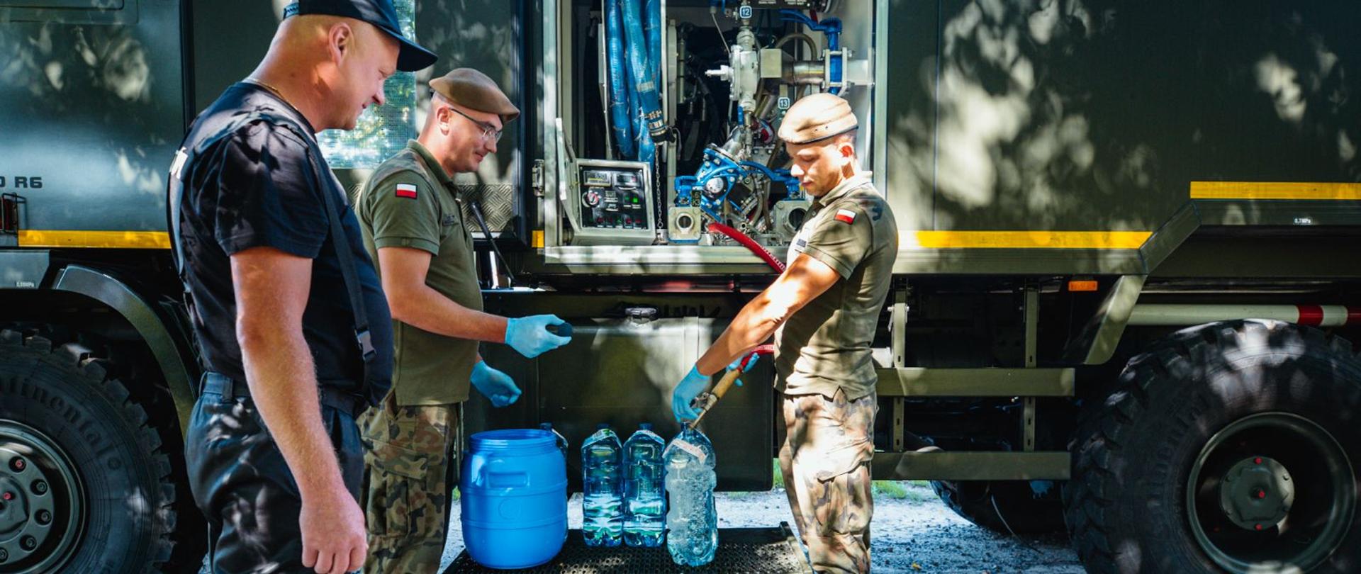 Wsparcie wojewody dla mieszkańców gmin Sońsk i Skaryszew. Służby dostarczają wodę pitną. Fot. 6 Mazowiecka Brygada Obrony Terytorialnej
