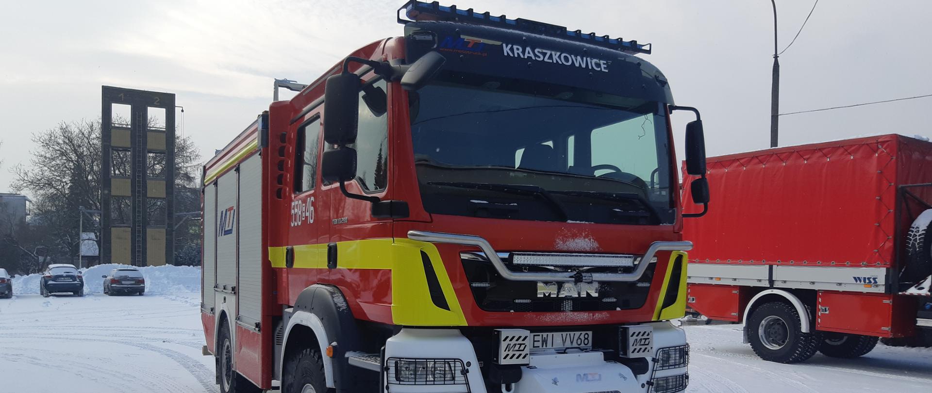 Zdjęcie przedstawia przód samochodu bojowego straży pożarnej na podwoziu MAN