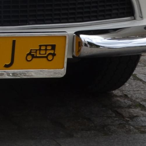 widoczny fragment żółtej tablicy rejestracyjnej oznaczającej zabytkowe auto