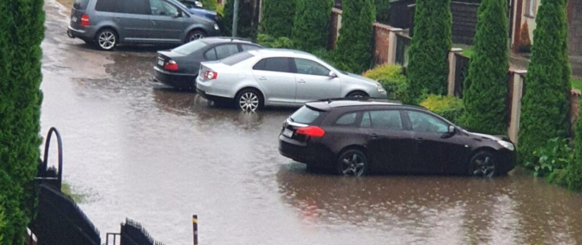 Widok zalanej drogi podczas ulewy w powiecie Ostródzkim