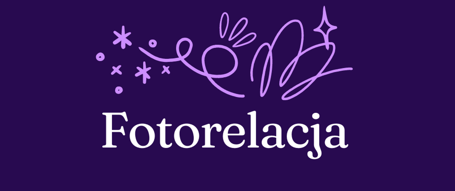 Napis "fotorelacja" w kolorze białym na granatowym tle. Nad napisem zdobienia w kolorze fioletowym.
