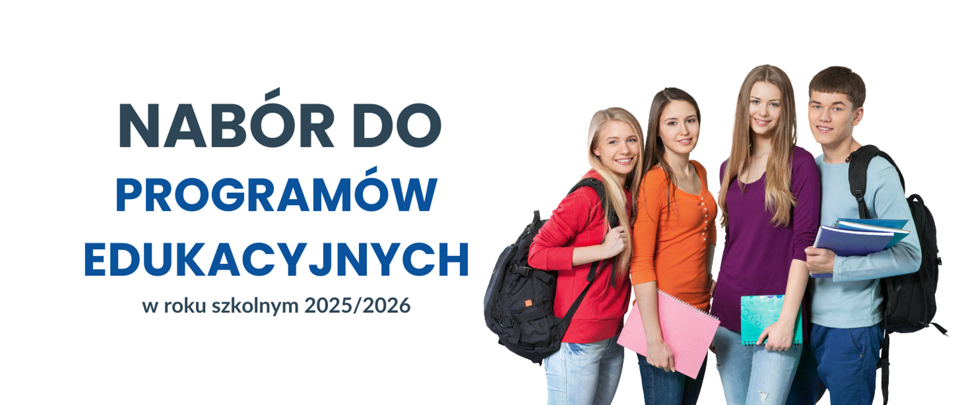 Grafika przedstawia ogłoszenie o naborze do programów edukacyjnych w roku szkolnym 2025/2026. Po lewej stronie znajduje się tekst: „Nabór do programów edukacyjnych w roku szkolnym 2025/2026” napisany dużymi, wyraźnymi literami, w kolorach granatowym i niebieskim. Po prawej stronie widnieje czworo młodych ludzi – dwie dziewczyny w kolorowych bluzach (czerwona i pomarańczowa), dziewczyna w fioletowej bluzce i chłopak w jasnoniebieskiej bluzce – wszyscy uśmiechnięci, trzymają zeszyty i książki, mają na plecach plecaki. Tło jest białe.