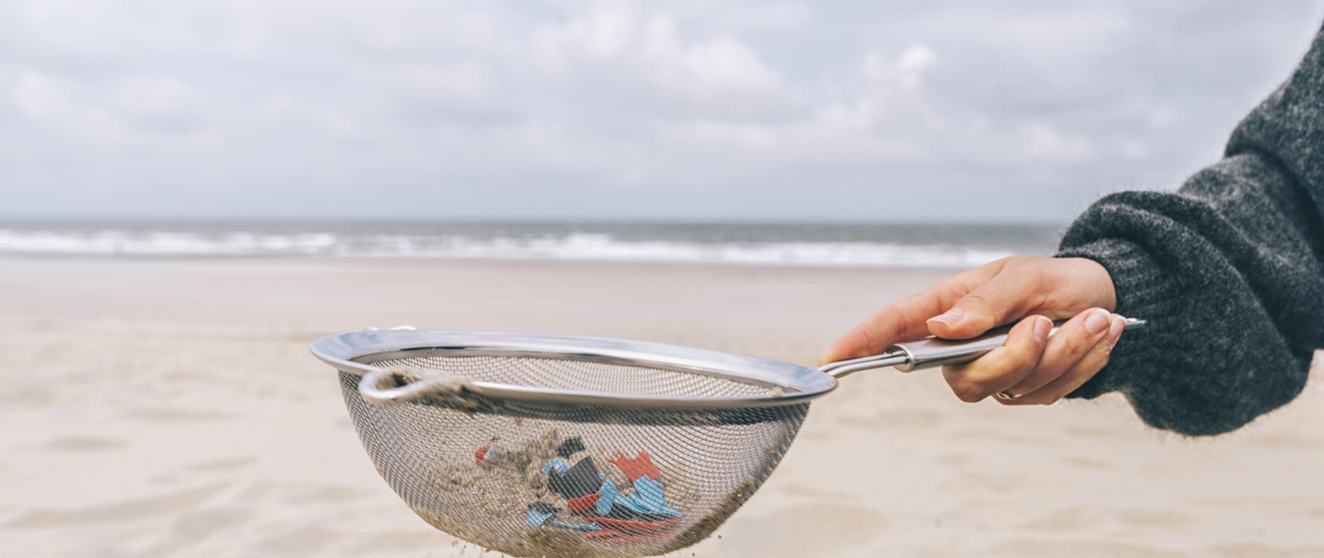 zdjęcie cząstek plastiku w piasku na plaży