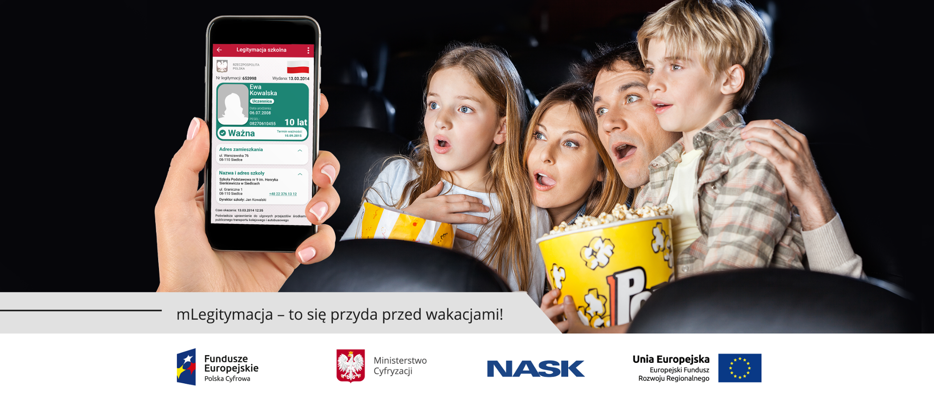 Czteroosobowa rodzina (rodzice i dwoje dzieci) ogląda film w kinie. Obok zrzut ekranu ze smartfona z wyświetloną aplikacją mLegitymacja. 
